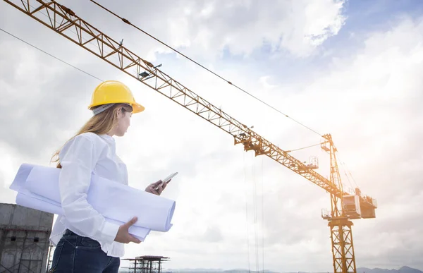 Bouw sitebeheerders bouwplaatsen zijn toezicht — Stockfoto