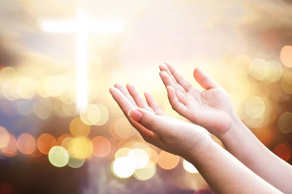 İnsan elinin hurma ibadet kadar açın. Eucharist terapi korusun Tanrı o — Stok fotoğraf