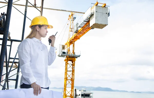 Bouw sitebeheerders bouwplaatsen zijn toezicht — Stockfoto