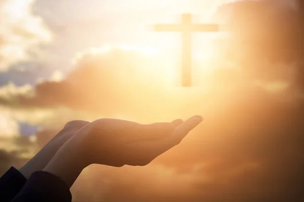 Lidské ruce jsou otevřeny dlaní nahoru uctívání. Eucharistii terapie žehnej Bůh mu — Stock fotografie