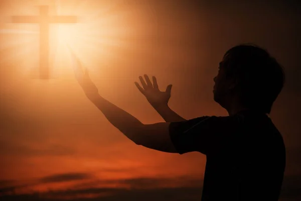 Homem Cristão Rezando Adoração Pôr Sol Mãos Dobradas Oração Adoração — Fotografia de Stock