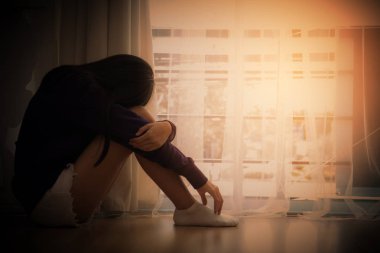 Genç Asya th yakınındaki karanlık odada tek başına oturmak depresyon ile