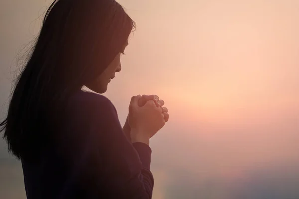 Mujer cristiana rezando adoración al atardecer. Manos dobladas en oración —  Fotos de Stock