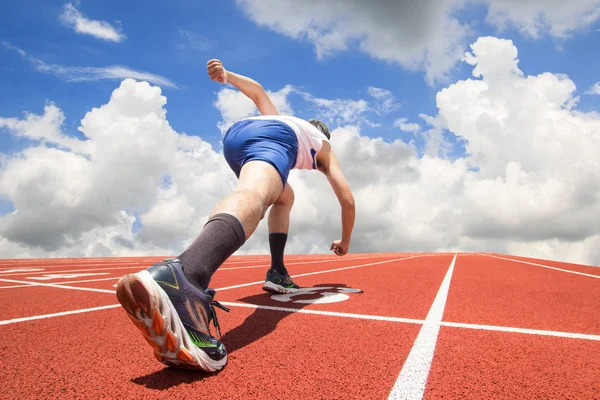 Fötter löpare på startlinjen redo för en sprint börja köra på tr — Stockfoto