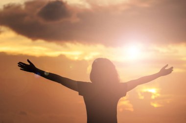 İnsan yükselterek eller. Merhamet değil güven Katolik göçmen ücretsiz kalın Tanrı güç ahlaki keder AF zafer değişiklik siyah özgürlük din cevap dua dua oruç. İbadet Hıristiyan kavramı arka plan