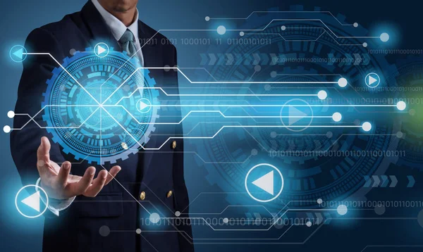 Modern sanal teknoloji ve tutun soyut dişli ile dokunmatik ekranda çalışan iş adam. fütüristik teknoloji kavramı.