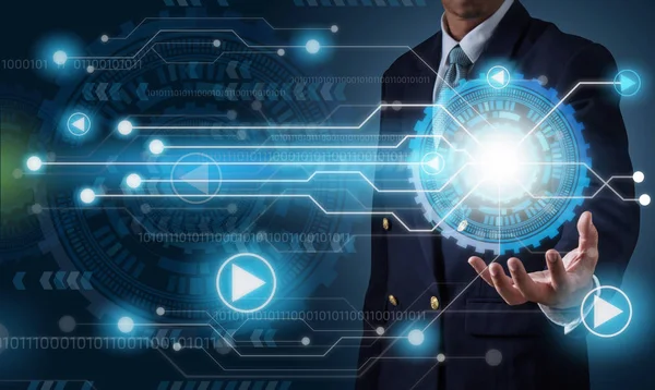 Modern sanal teknoloji ve tutun soyut dişli ile dokunmatik ekranda çalışan iş adam. fütüristik teknoloji kavramı.