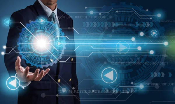 Modern sanal teknoloji ve tutun soyut dişli ile dokunmatik ekranda çalışan iş adam. fütüristik teknoloji kavramı.