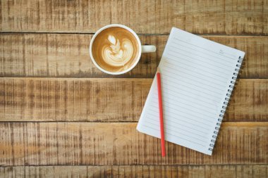 Üstten Görünüm alanı ile Resepsiyon kahve latte sanat ve Not pad çalışma. Ofis ve ev ofis kavramı.