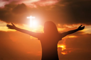 İnsan yükselterek eller. İbadet Hıristiyan kavramı arka plan