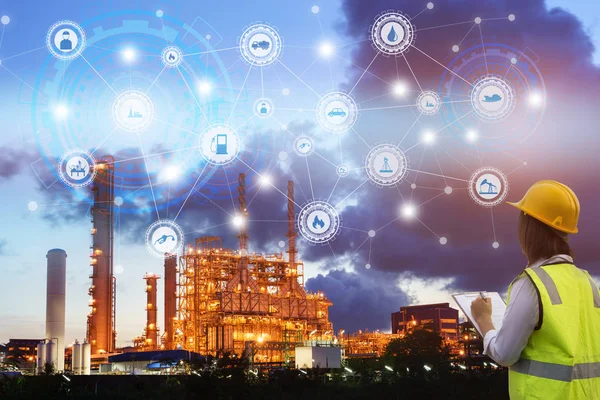 Sanayi 4.0 konsept mühendislik kullanmak pano ile kontrol ve endüstriyel simgeleri petrol rafineri sanayi günbatımı arka plan.