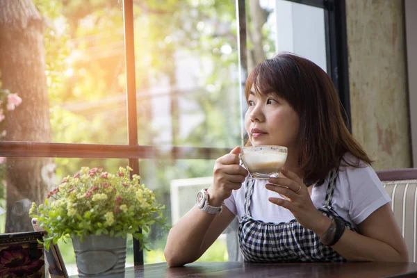 Kupa kahve kafe ya da Restoran sabahları kahve içme elinde olan mutlu kadın portresi.