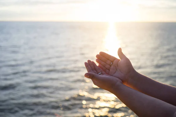 Menschenhände öffnen die Palme zum Gottesdienst. Eucharistietherapie segne Gott er — Stockfoto