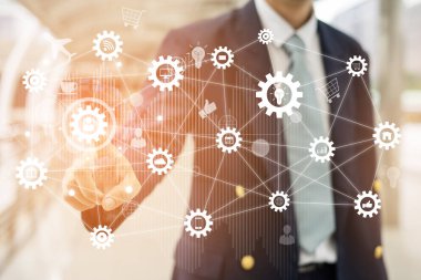 İşadamı ile sanal bilgisayarda uygulama düğmesine basarak