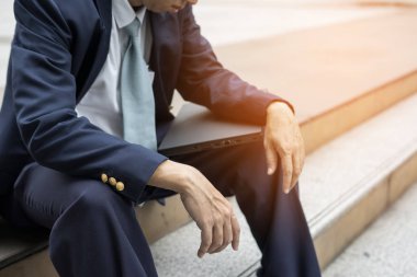 iş adamı üzgün ve merdiven içinde laptop ile oturup depresyon 