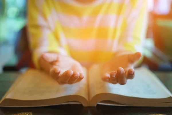 Frau, die morgens auf der heiligen Bibel betet. Teenager Hand mit b — Stockfoto