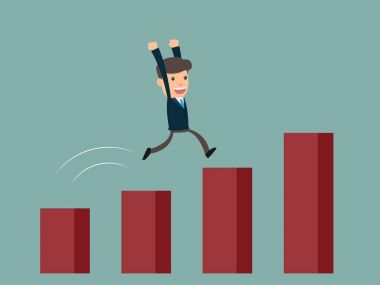 Kariyer başarısı için hareket büyüme grafik boyunca çalışan iş adamı 