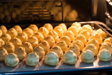 Taze Choux krem veya sıcak fırında pasta. Tatlı yemek.