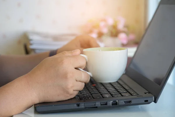 Kafede kahve ile çalışan dizüstü bilgisayar kullanan bir iş adamı. M — Stok fotoğraf