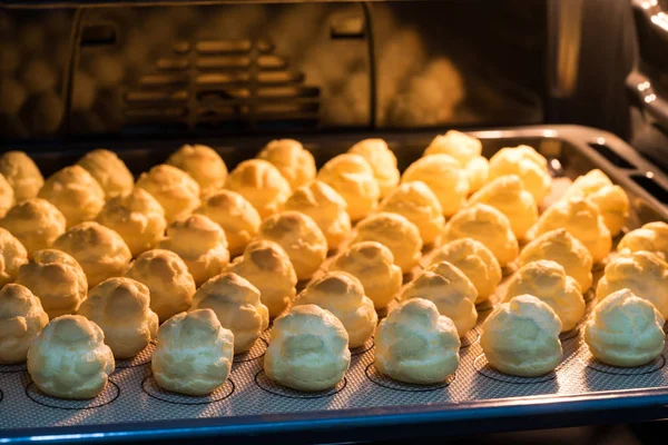 Taze Choux krem veya sıcak fırında pasta. Tatlı yemek.