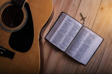 Hristiyan adam İncil dersi. İncil, kitaplar ve gitar Tanrı 'ya tapar.. 