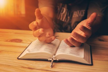 Hıristiyan dini için dua ederken ve ibadet ederken Hıristiyan el. 