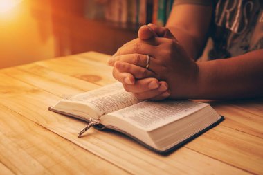 Hıristiyan dini için dua ederken ve ibadet ederken Hıristiyan el. 