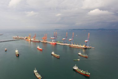 IPG ve petrol tankerini taşıyan geminin havadan görüntüsü.