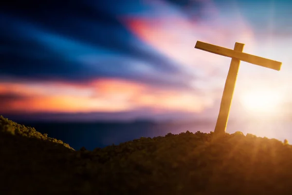 Cruz de madeira conceitual ou forma de símbolo de religião sobre um céu de pôr do sol — Fotografia de Stock