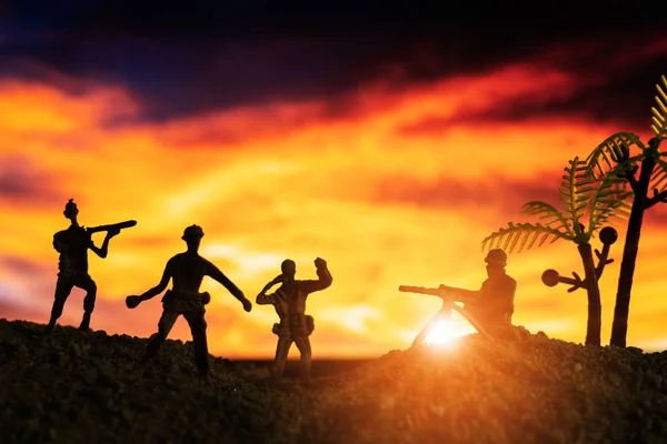 Das Militärmodell kämpft auf dem Sandhaufen mit dem Sonnenuntergang — Stockfoto