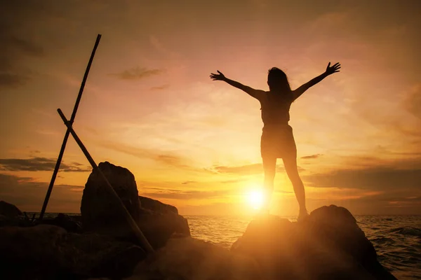 Silueta de señora con los brazos levantados contra la playa tranquila puesta de sol. Fr. — Foto de Stock