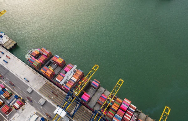 Vista aérea porto marítimo Recipiente navio de carga em exposição de importação — Fotografia de Stock