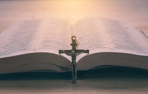Homem cristão estudo bíblico. Bíblia, livros e guitarra adoram a Deus . — Fotografia de Stock