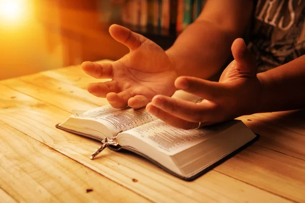 Христианская рука во время молитвы и поклонения за христианскую религию — стоковое фото