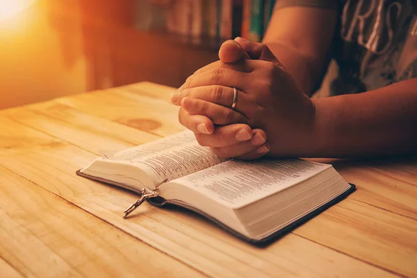 Христианская рука во время молитвы и поклонения за христианскую религию — стоковое фото