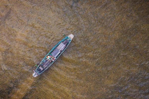 Vista aérea barco de pesca tradicional en el día del lago de agua dulce —  Fotos de Stock