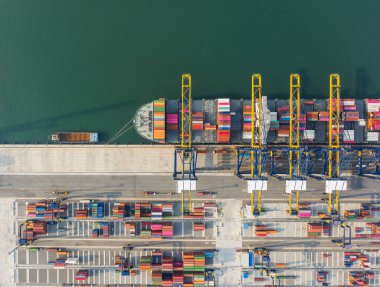 Imp için deniz limanı yükleme konteyner havadan görünümü konteyner gemi