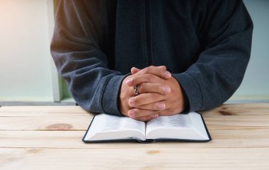 Hıristiyan dini için dua ederken ve ibadet ederken Hıristiyan el. 