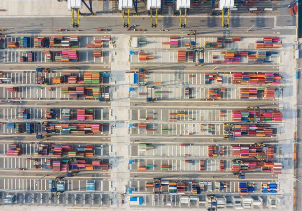 Контейнер с воздушным видом на морской порт погрузочный контейнер для имп — стоковое фото