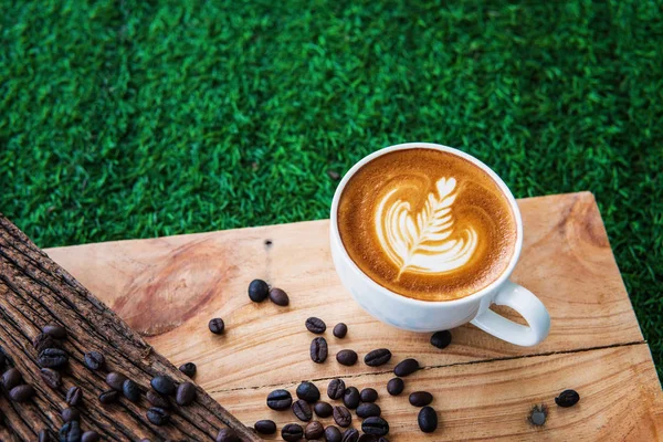 Кофе капучино и кофейных зерен на фоне текстуры дерева. br — стоковое фото