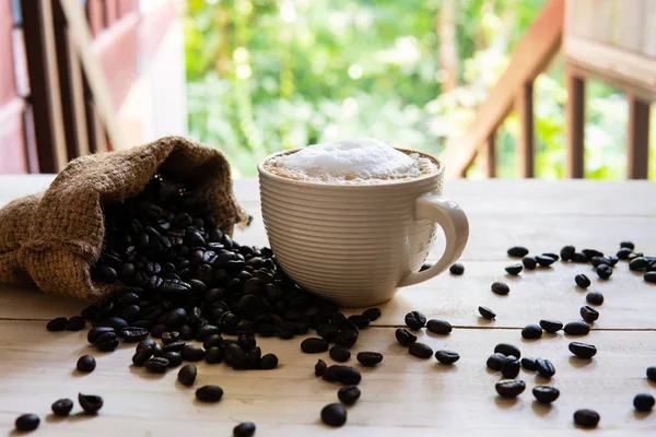 Cappuccino koffie en koffieboon op hout textuur achtergrond. br — Stockfoto