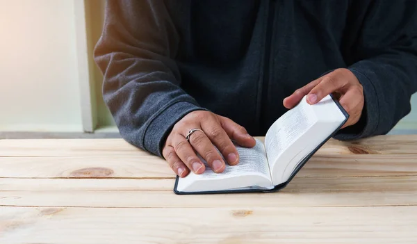 Mão cristã enquanto reza e adora pela religião cristã — Fotografia de Stock