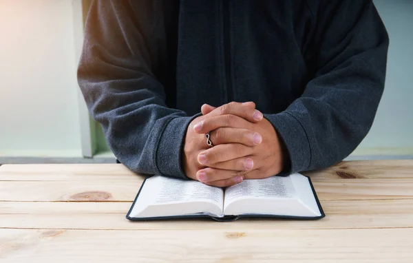 Mão cristã enquanto reza e adora pela religião cristã — Fotografia de Stock