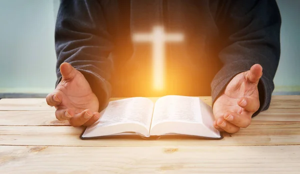 Mão cristã enquanto reza e adora pela religião cristã — Fotografia de Stock