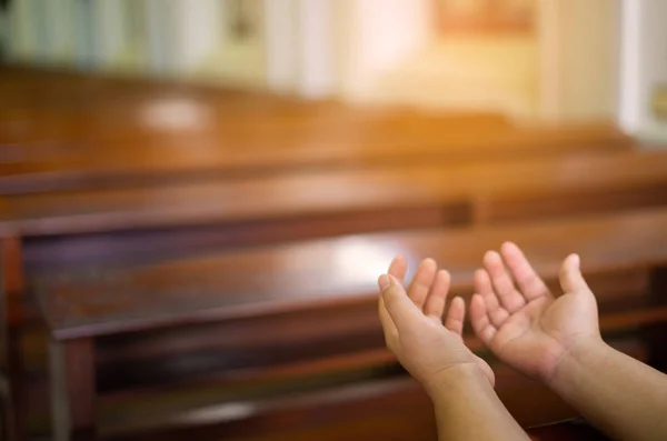 Las manos de las mujeres adoran a Dios cristiano mientras están en la iglesia. Eucaristía —  Fotos de Stock