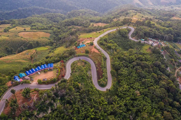 Drohne Luftaufnahme schöner Straßen geeignet für Urlaubsfahrten — Stockfoto