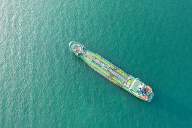 LPG ve petrol tankerini gemi lojistiği ile birlikte deniz limanında taşıyan geminin hava görüntüsü. Enerji ihracatı ve taşımacılık ticareti için iş.