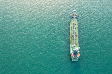 LPG ve petrol tankerini gemi lojistiği ile birlikte deniz limanında taşıyan geminin hava görüntüsü. Enerji ihracatı ve taşımacılık ticareti için iş.