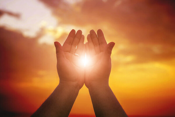 Человеческие руки раскрывают ладонями поклонение. Евхаристическая Терапия Благослови Бога, Помогающего Покаяться Католическому Великому Посту Молитесь Разуму. Концепция христианской религии. борьба и победа для Бога