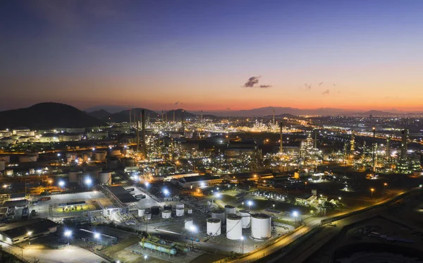 Petrol Rafinerisi Fabrikasıyla Hava Manzaralı Petrol Depolama Tankı Geceleri Petrol — Stok fotoğraf
